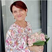 Insegnante per aiuto compiti ai bambini della scuola elementare